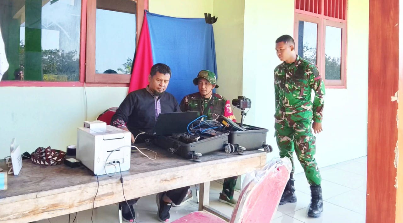 Peran Aktif Babinsa Koramil Serka Lasmidi Kedungadem Sukseskan Program TMMD ke-129 Kodim 0813 Bojonegoro di Kesongo