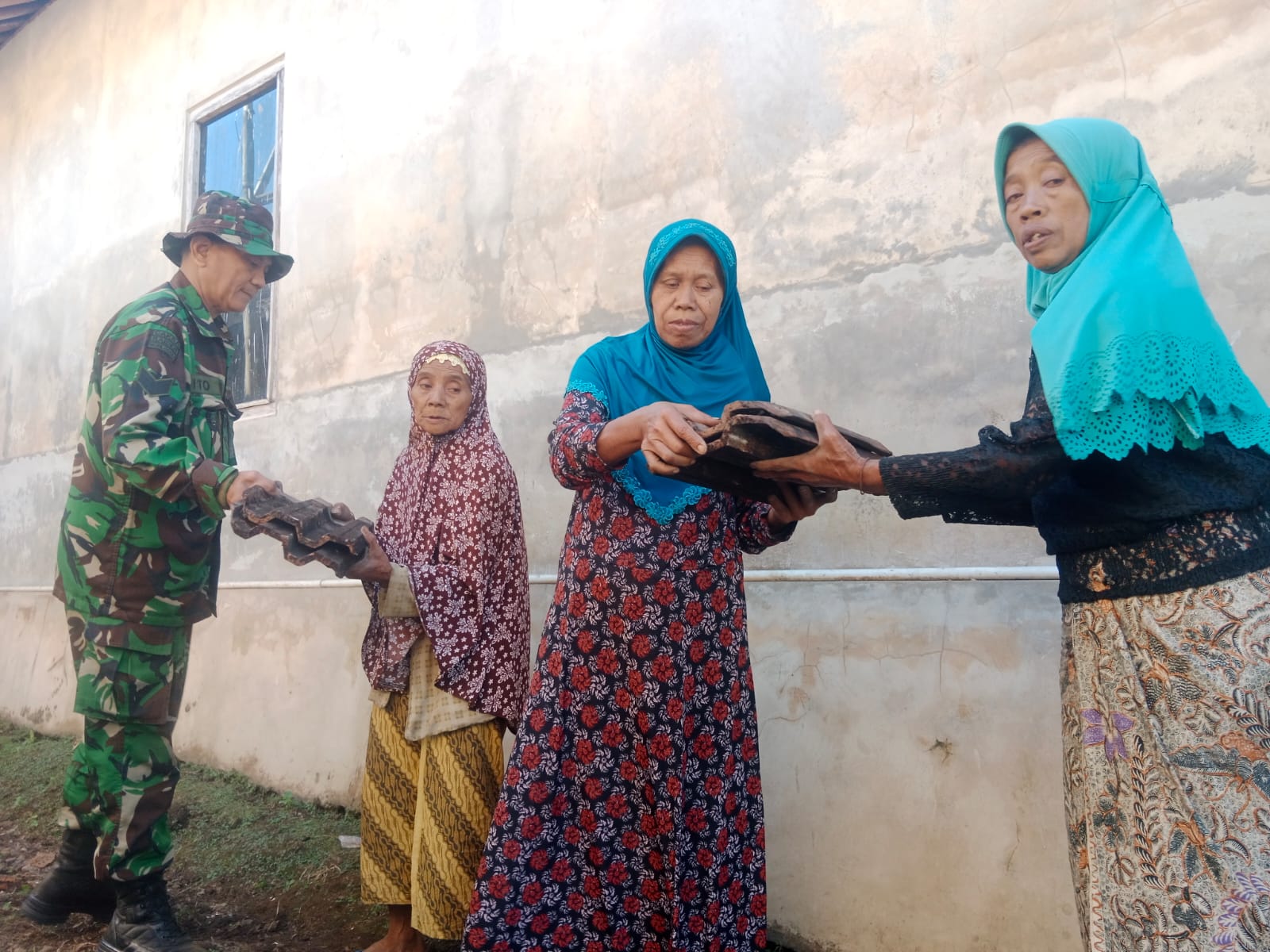 Perempuan Lansia Tangguh Desa Cukil Tak Pernah Luntur Semangat Gotong Royong