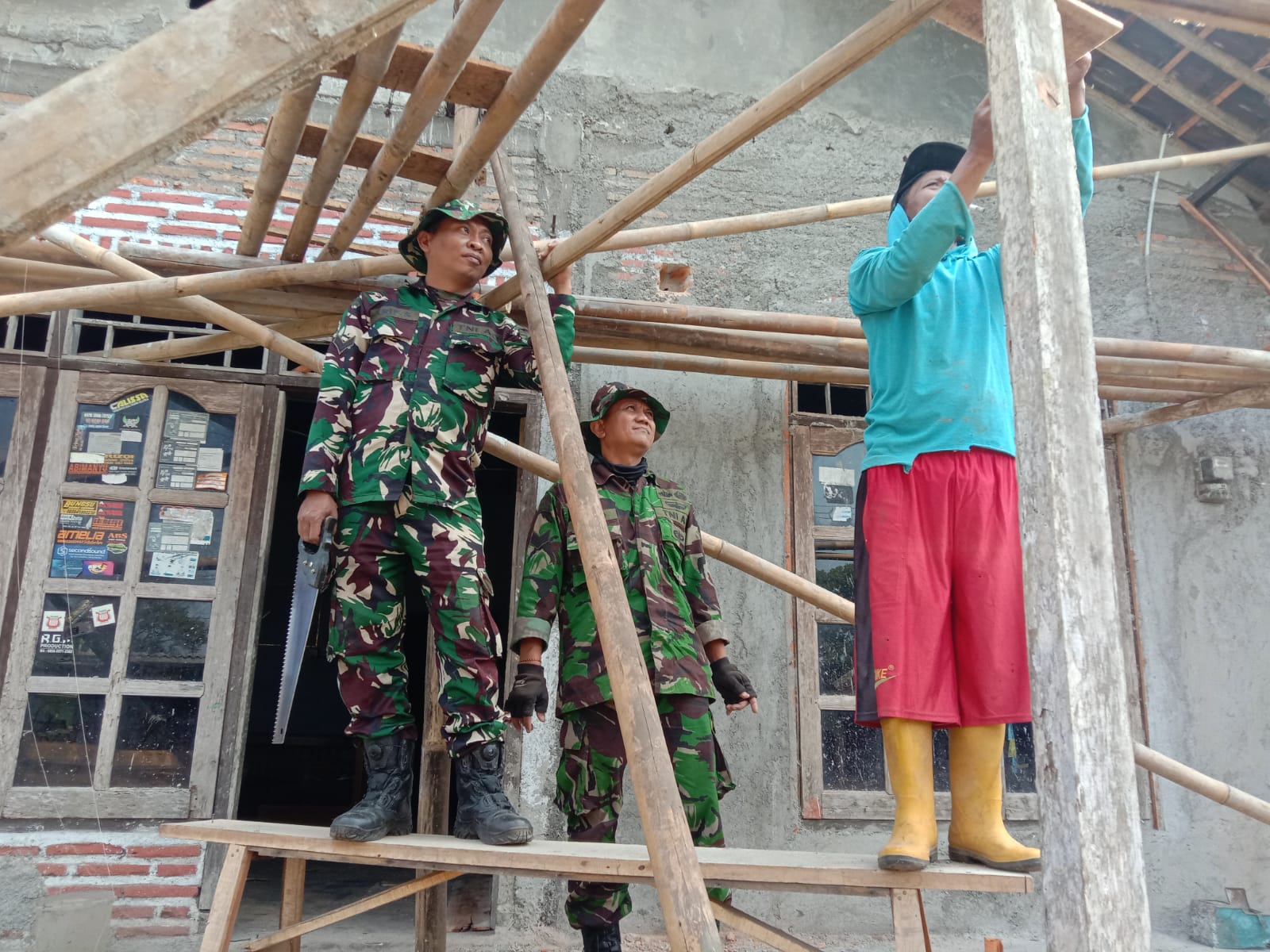 Progres Pembangunan RTLH Milik Pak Paidi Kian Bagus, Satgas TMMD Reguler ke-129 Kodim 0714 Salatiga dan Warga Bekerja Keras Tanpa Lelah