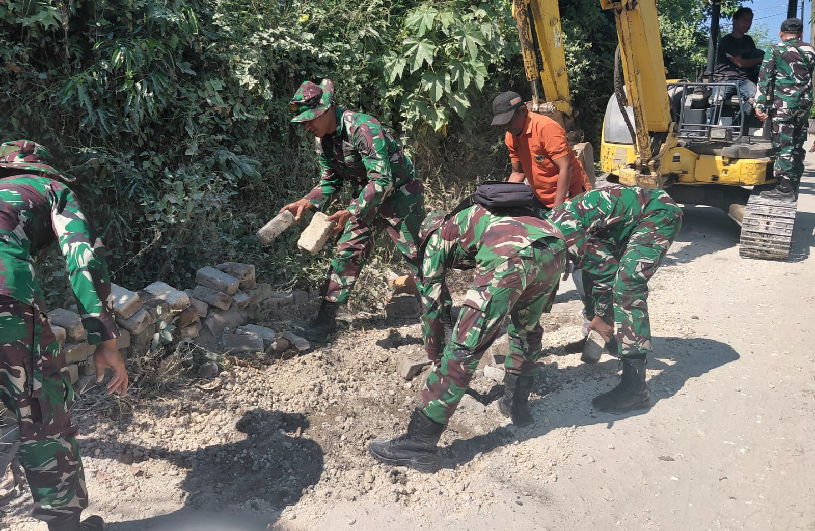 Satgas TMMD 129 Kodim 0813 Bojonegoro Bergerak, Paving Jalan Dusun Mundu Diperbaiki