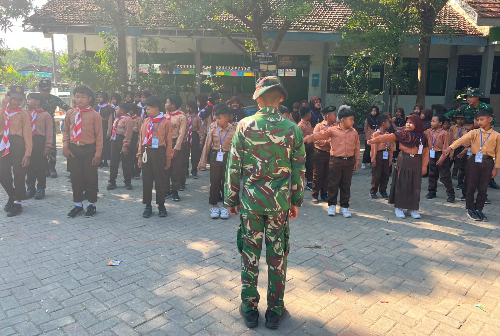 Satgas TMMD 129 Kodim 0813 Bojonegoro Latih Baris Berbaris Siswa SD Kesongo Bentuk Karakter Sejak Dini