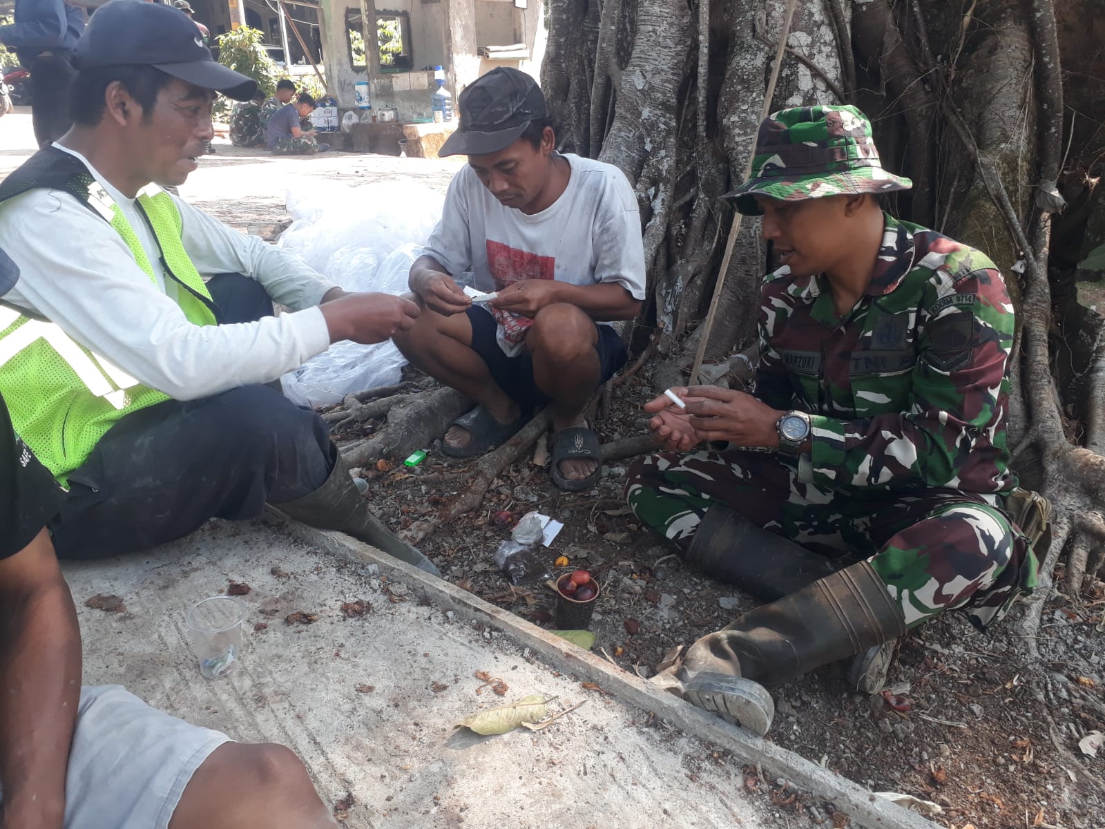 Satgas TMMD Reguler ke-129 Kodim 0714 Salatiga Bangun Kedekatan Lewat Obrolan Santai Penuh Kekeluargaan Bersama Warga Cukil