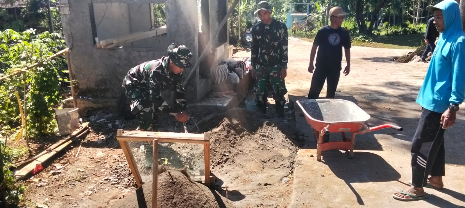 Satgas TMMD Reguler ke-129 Kodim 0714 Salatiga Bangun Pos Kamling Desa Cukil