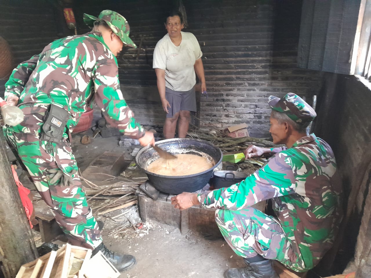 Satgas TMMD Reguler ke-129 Kodim 0714 Salatiga Bersama warga Desa Cukil membina Ketahanan Pangan.