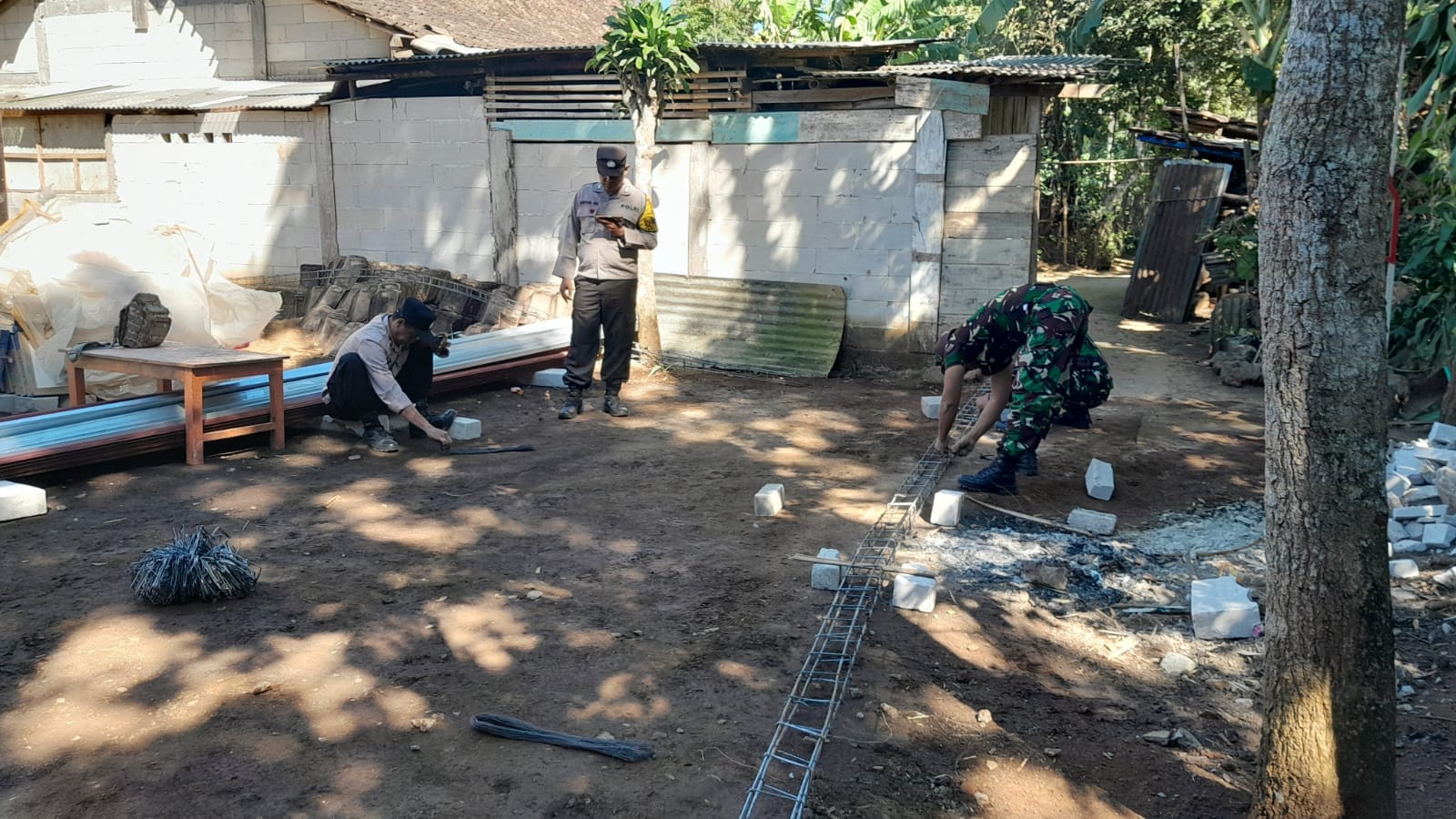 Satgas TMMD Reguler ke-129 Kodim 0714 Salatiga Merangkai Besi Untuk Rumah Tidak Layak Huni
