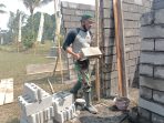 Satgas TMMD Reguler ke-129 Kodim 0714 Salatiga Terus Bekerja Pasang Keramik Dinding untuk MCK