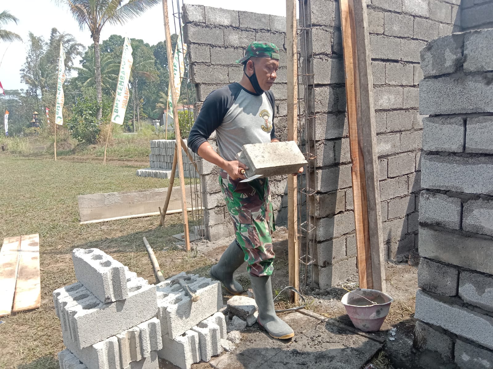 Satgas TMMD Reguler ke-129 Kodim 0714 Salatiga Terus Bekerja Pasang Keramik Dinding untuk MCK