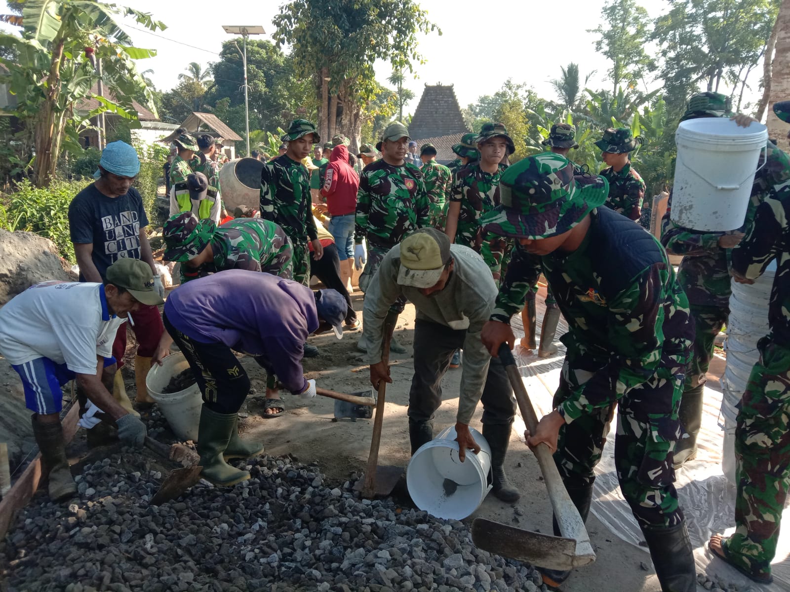 Satgas TMMD Reguler ke-129 Kodim 0714 Salatiga dan Warga Bersatu Membangun Desa Cukil