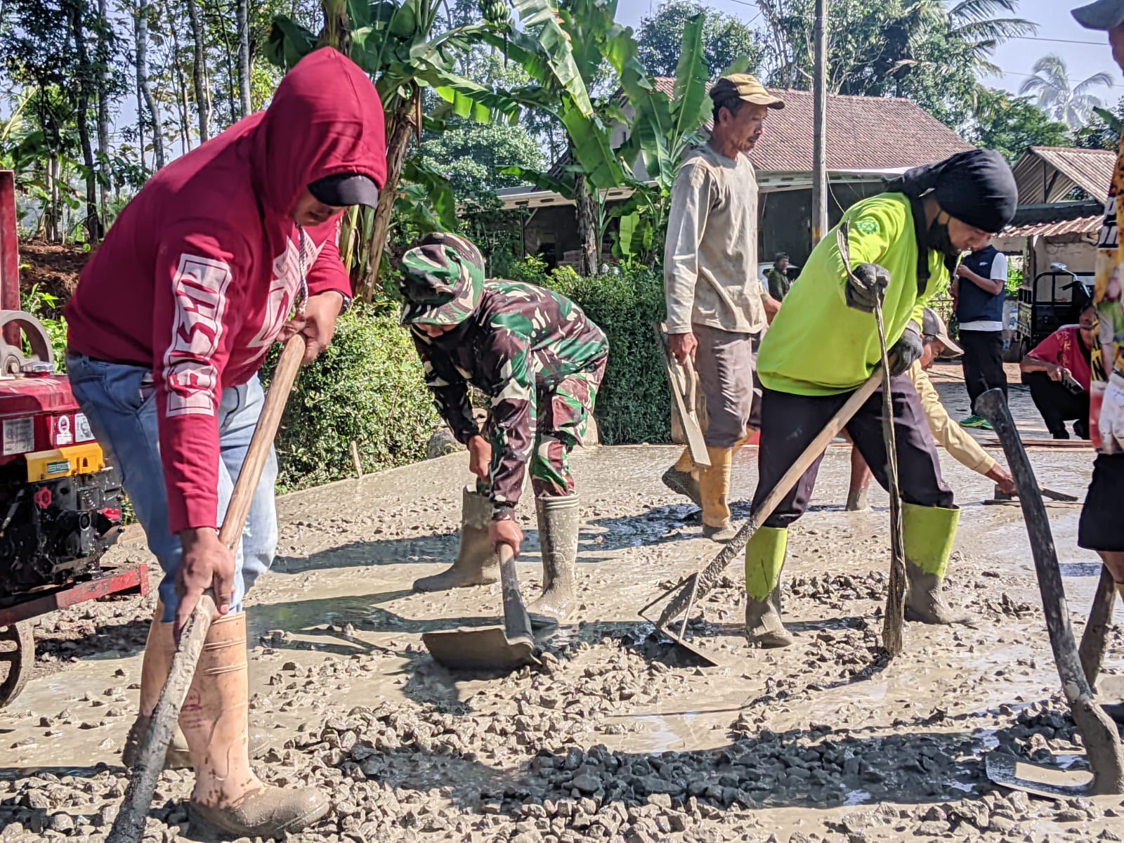Satgas TMMD Reguler ke-129 Tahun 2026 Kodim 0714 Salatiga Bersama Warga Percepat Pengecoran Jalan di Dusun Gembong