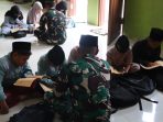Satgas TMMD ke-129 Kodim 0813 Bojonegoro Dampingi Anak Anak Krebet Belajar Mengaji di Desa Cukil Satgas TMMD ke-129 Kodim 0813 Bojonegoro Dampingi Anak Anak Krebet Belajar Mengaji di Desa Cukil