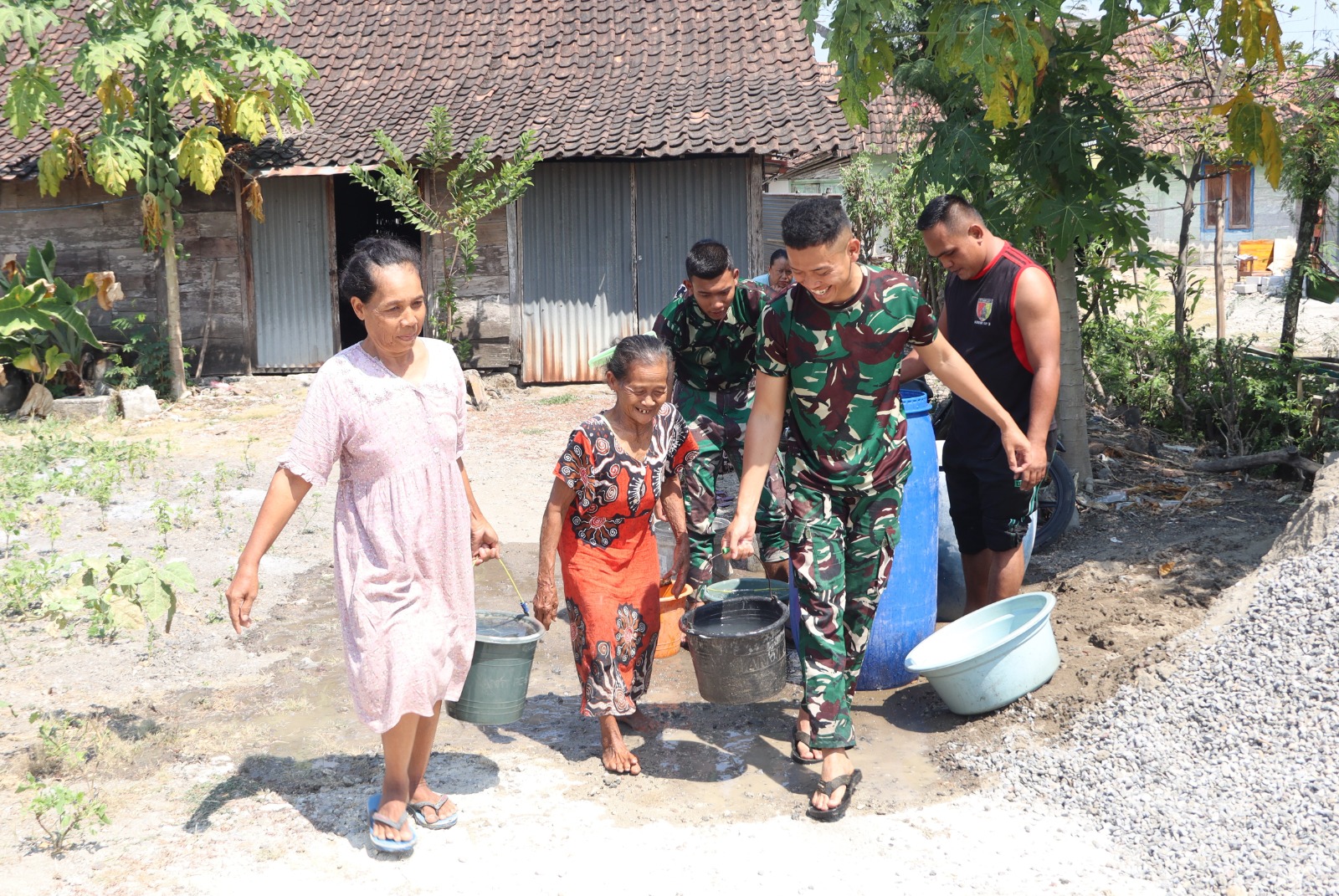 Satgas TMMD ke-129 Kodim 0813 Bojonegoro Membangun Infrastruktur dan Menjinjing Harapan Lansia