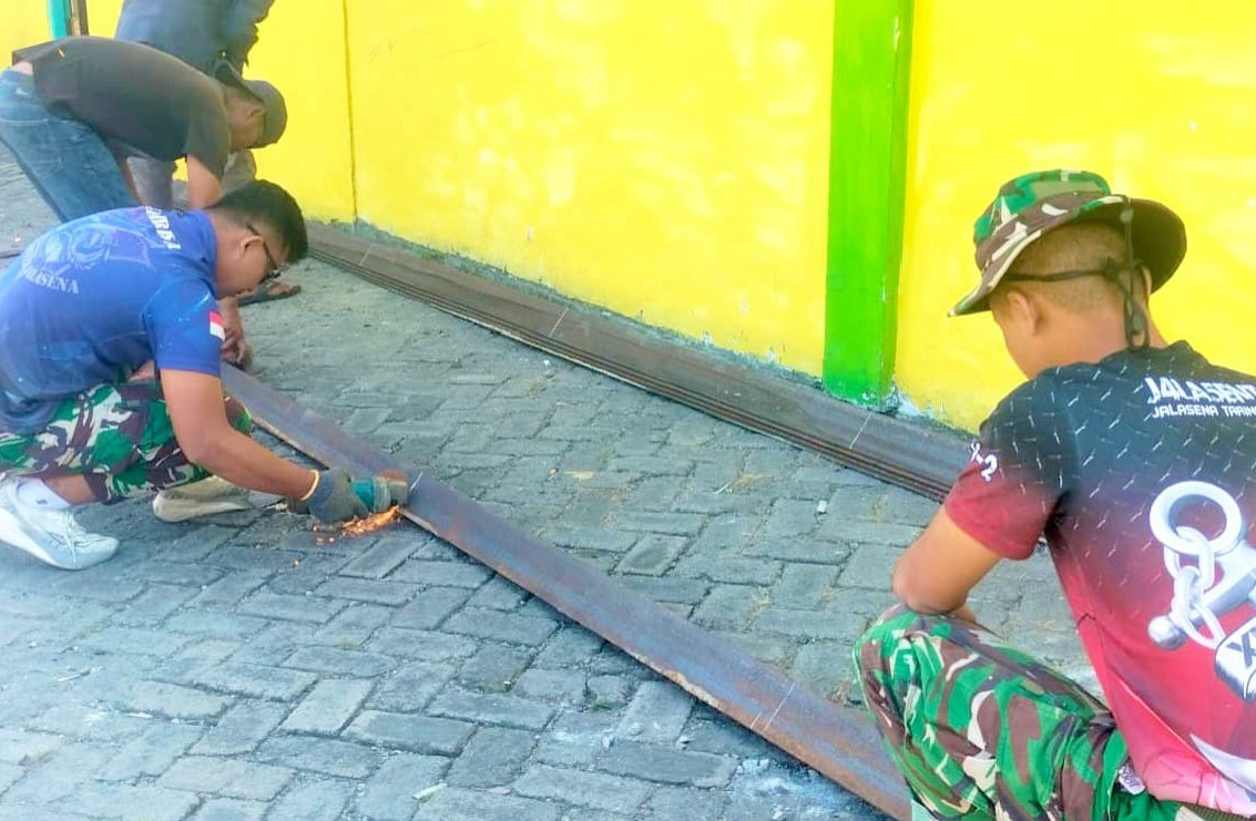 Satgas TMMD ke-129 Kodim 0813 Bojonegoro Percepat Pemotongan Besi Jembatan Brang Etan, Hadiah Spesial bagi Warga Kesongo
