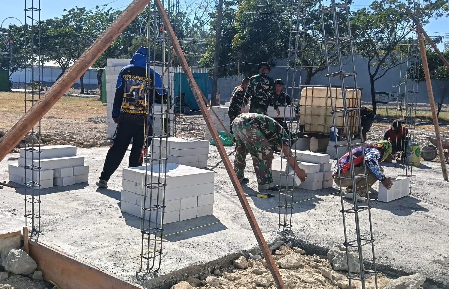 Satgas TMMD ke-129 Kodim 0813 Bojonegoro Sulap Perbatasan Kesongo-Lamongan Jadi Rest Area dan Sentra Ekonomi Baru