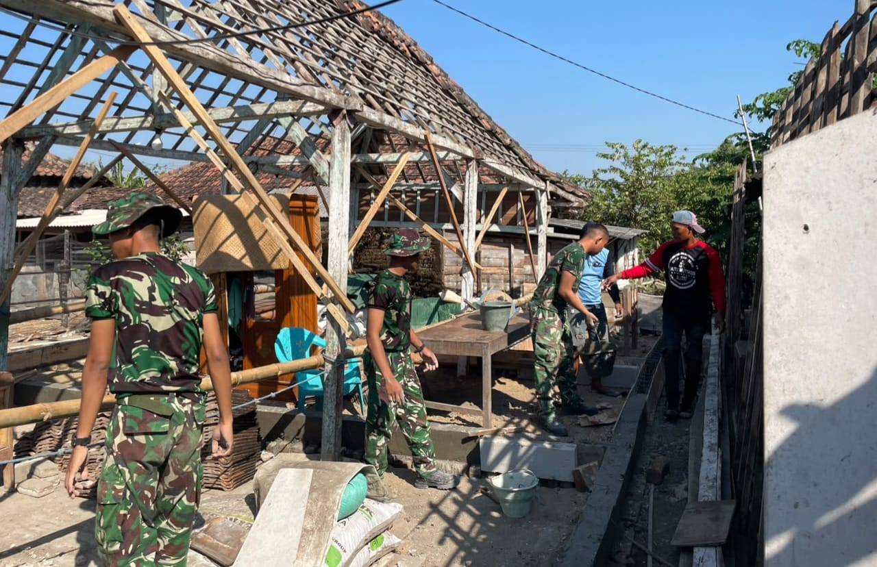 Satgas TMMD ke- 129 Kodim 0813 Bojonegoro Tingkatkan Kualitas Rumah Milik Samijan