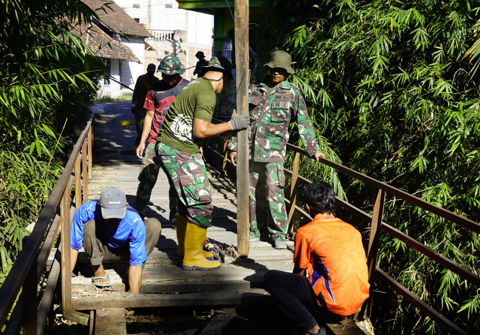 Satgas TMMD ke-129 Kodim 0813 Bojonegoro dan Warga Bongkar Akses Lama Dusun Mundu Wujudkan Jembatan Impian