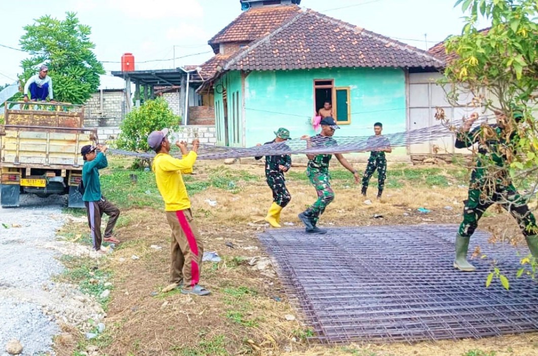 Satgas TMMD ke-129 Kodim 0813 Bojonegoro dan Warga Gotong Royong Turunkan Material Besi Percepat Pembangunan Jalan Cor Beton