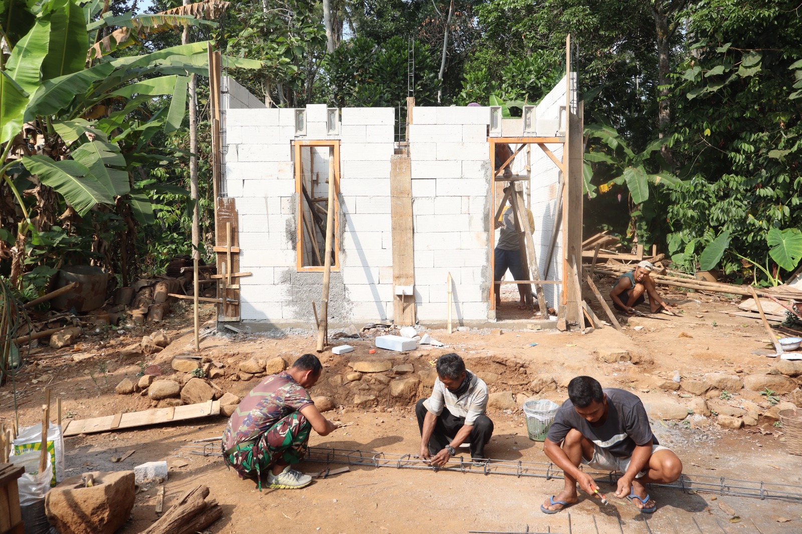 Semangat Gotong Royong Satgas TMMD Reguler ke-129 Kodim 0714 Salatiga dan Warga Percepat Pembangunan RTLH Ibu Asyah di Dusun Dlisem