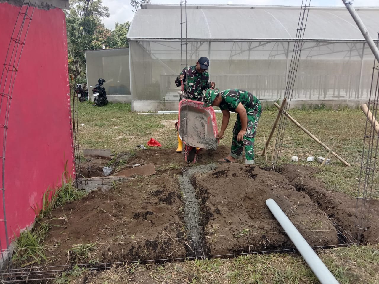 Semangat Pagi, Satgas Bangun MCK untuk Warga Cukil Berseri