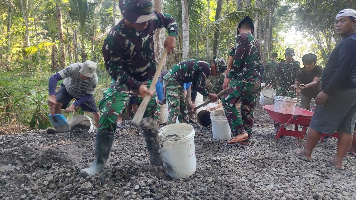 Semangat Satgas TMMD Reguler ke-129 Kodim 0714 Salatiga dan Warga Dusun Krajan Bergotong Royong Olah Material Pengecoran Jalan