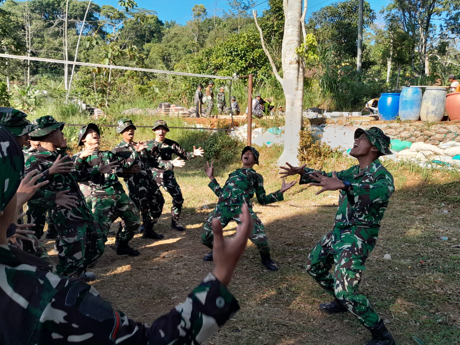Semangat para Satria Muda TNI membangun Desa Cukil