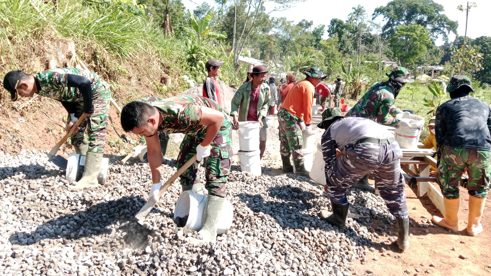 Sepatu Bot Jadi Saksi Langkah Kaki Prajurit TNI AD-ALdi Desa Cukil