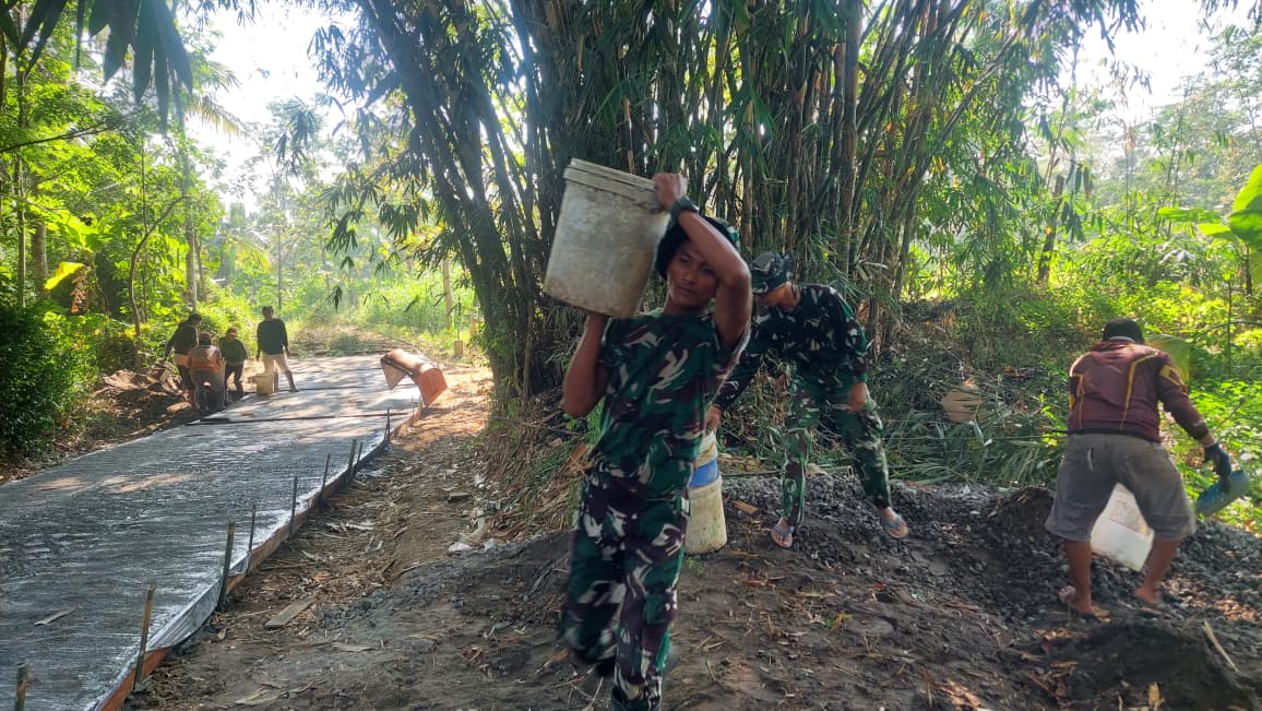 TMMD Reguler ke-121 Kodim 0714 Salatiga, Panggulan Ember Material Sang Loreng, Semangat Tanpa Lelah di Pengecoran Jalan di Desa Cukil
