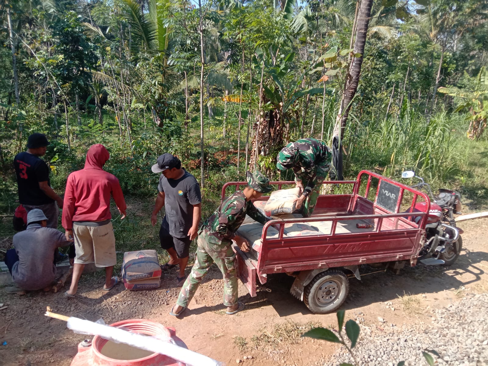TMMD Reguler ke-129 Kodim 0714 Salatiga, Dukungan Semen Terus Mengalir, Percepat Pembangunan Jalan Cor di Dusun Kaliwarak