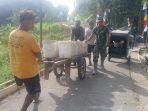 TMMD Reguler ke-129 Kodim 0714 Salatiga, Gerobak Dorong Bantu Angkut Material di Desa Cukil