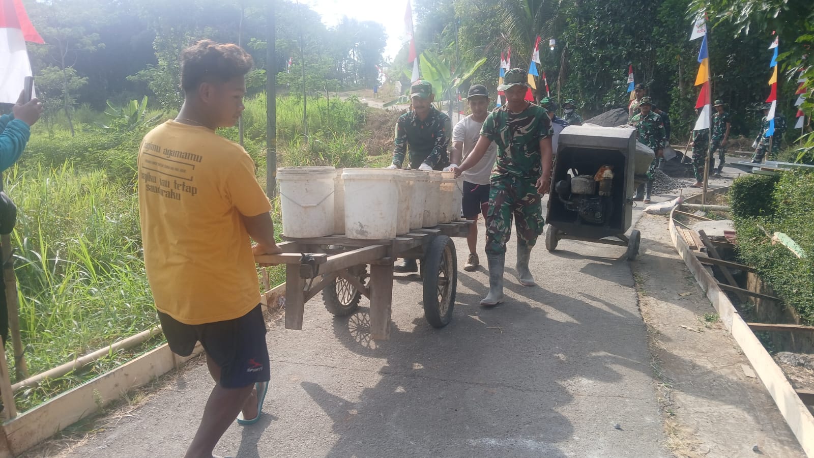 TMMD Reguler ke-129 Kodim 0714 Salatiga, Gerobak Dorong Bantu Angkut Material di Desa Cukil