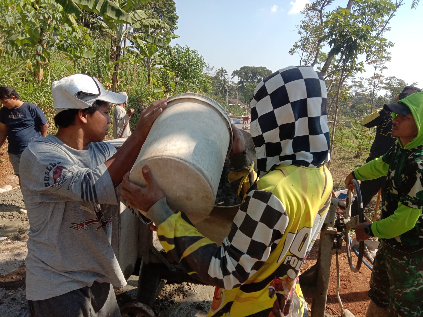 TMMD Reguler ke-129 Kodim 0714 Salatiga, Harmoni Kerja Keras, Indahnya Gotong Royong Wujudkan Jalan Desa yang Lebih Baik