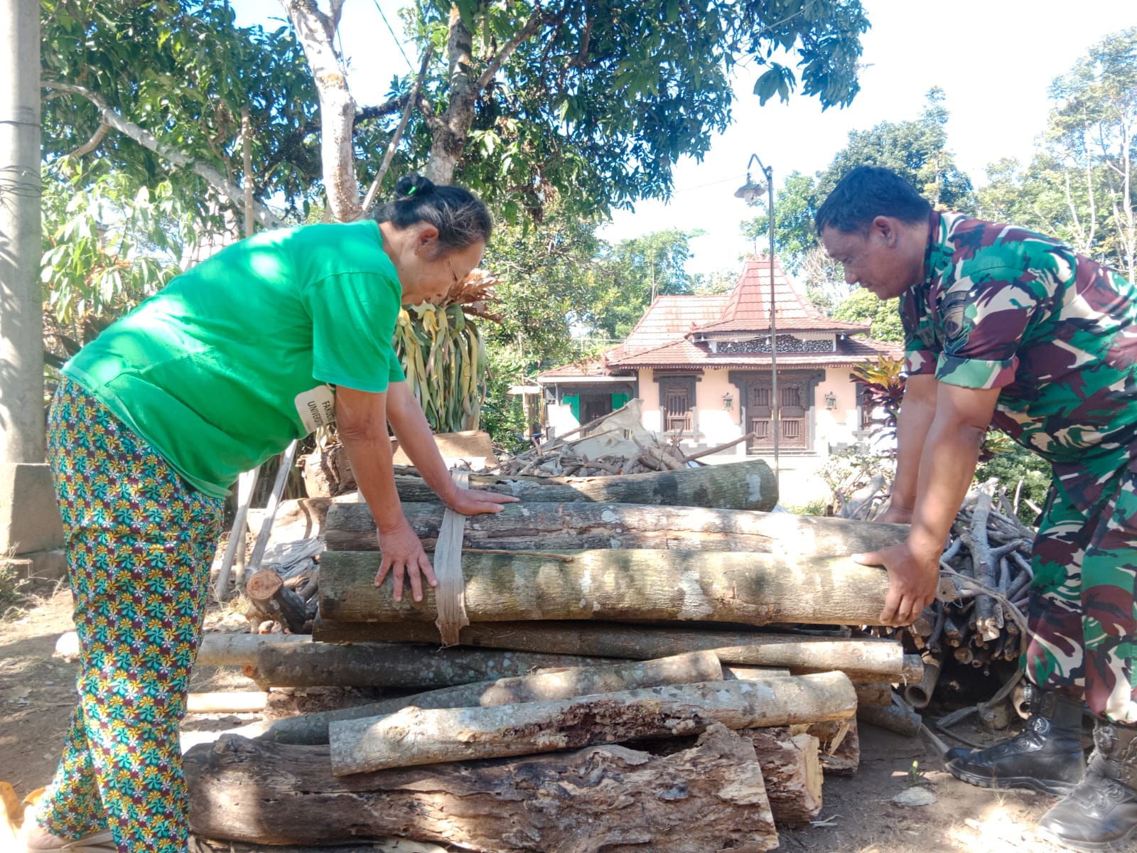 TMMD Reguler ke-129 Kodim 0714 Salatiga, Kayu Bakar, Kumpul Rupiah Demi Masa Depan Cerah di desa Cukil
