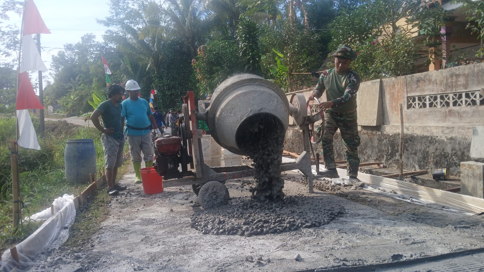 TMMD Reguler ke-129 Kodim 0714 Salatiga, Kebersamaan TNI dan Warga di Setiap Tuangan Beton di Desa Cukil