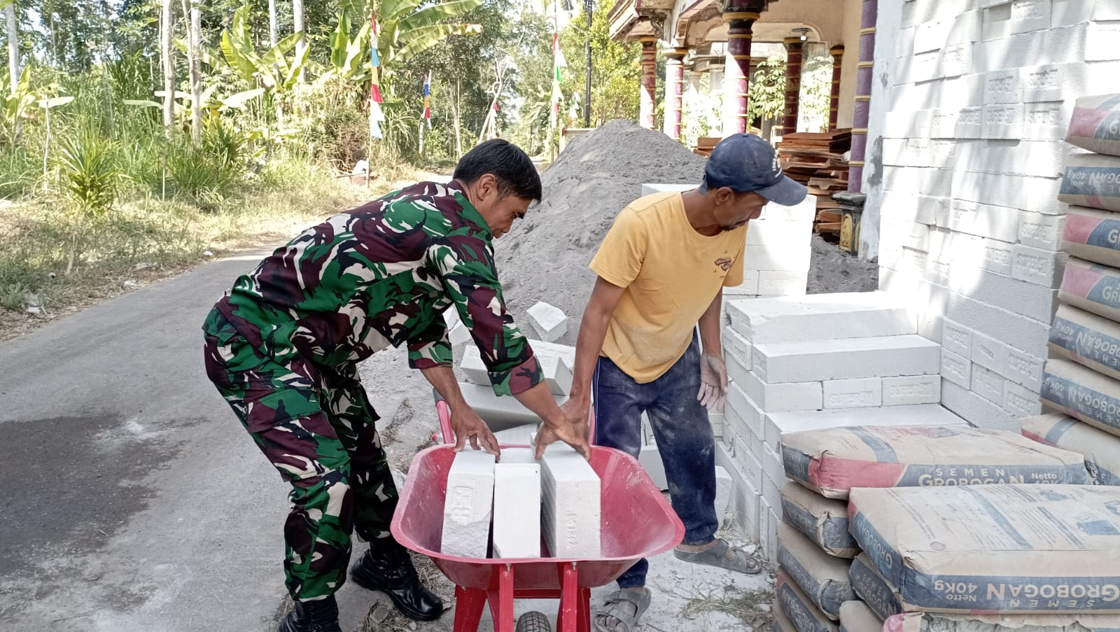 TMMD Reguler ke-129 Kodim 0714 Salatiga, Otot Satgas dan Warga Menyatu untuk Angkat Herbel demi RTLH di Desa Cukil