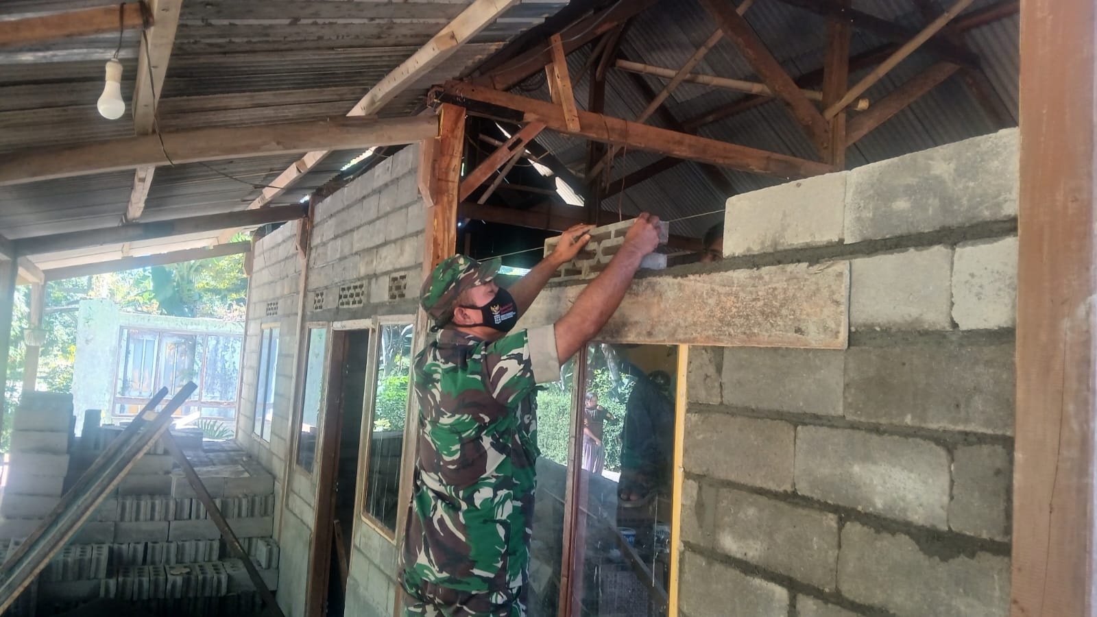 TMMD Reguler ke-129 Kodim 0714 Salatiga Pasang Ventilasi Rumah Warga Desa Cukil