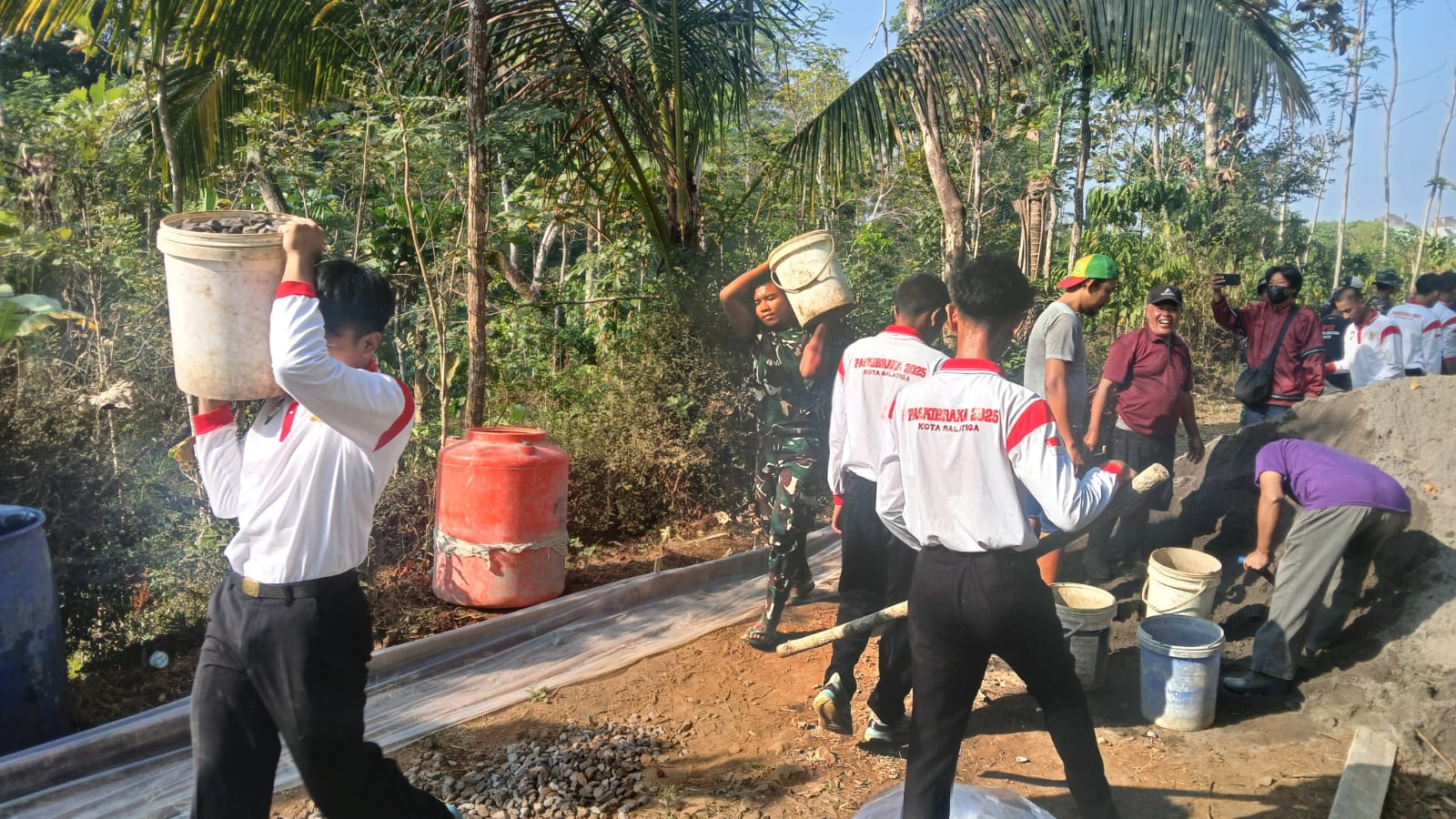 TMMD Reguler ke-129 Kodim 0714 Salatiga, Semangat Paskibra dalam Gotong Royong