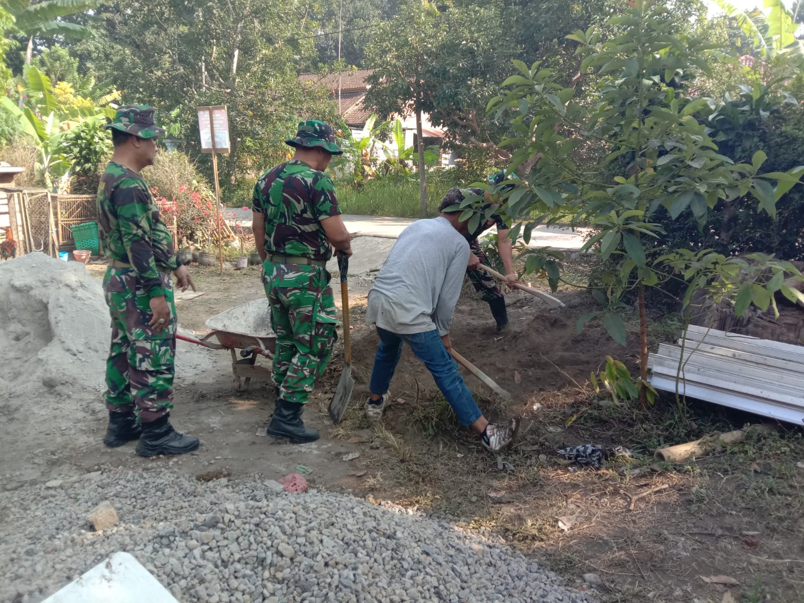 TMMD Reguler ke-129 Kodim 0714 Salatiga, Semangat yang Tak Pernah Padam, untuk Wujudkan Hunian yang Lebih Nyaman bagi Bapak Misri di Desa Cukil