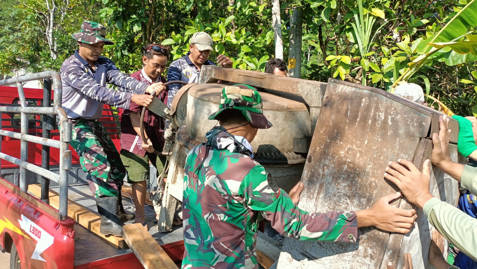 TMMD Reguler ke-129 Kodim 0714 Salatiga, TNI dan Rakyat Semangat Mengalahkan Alat Berat