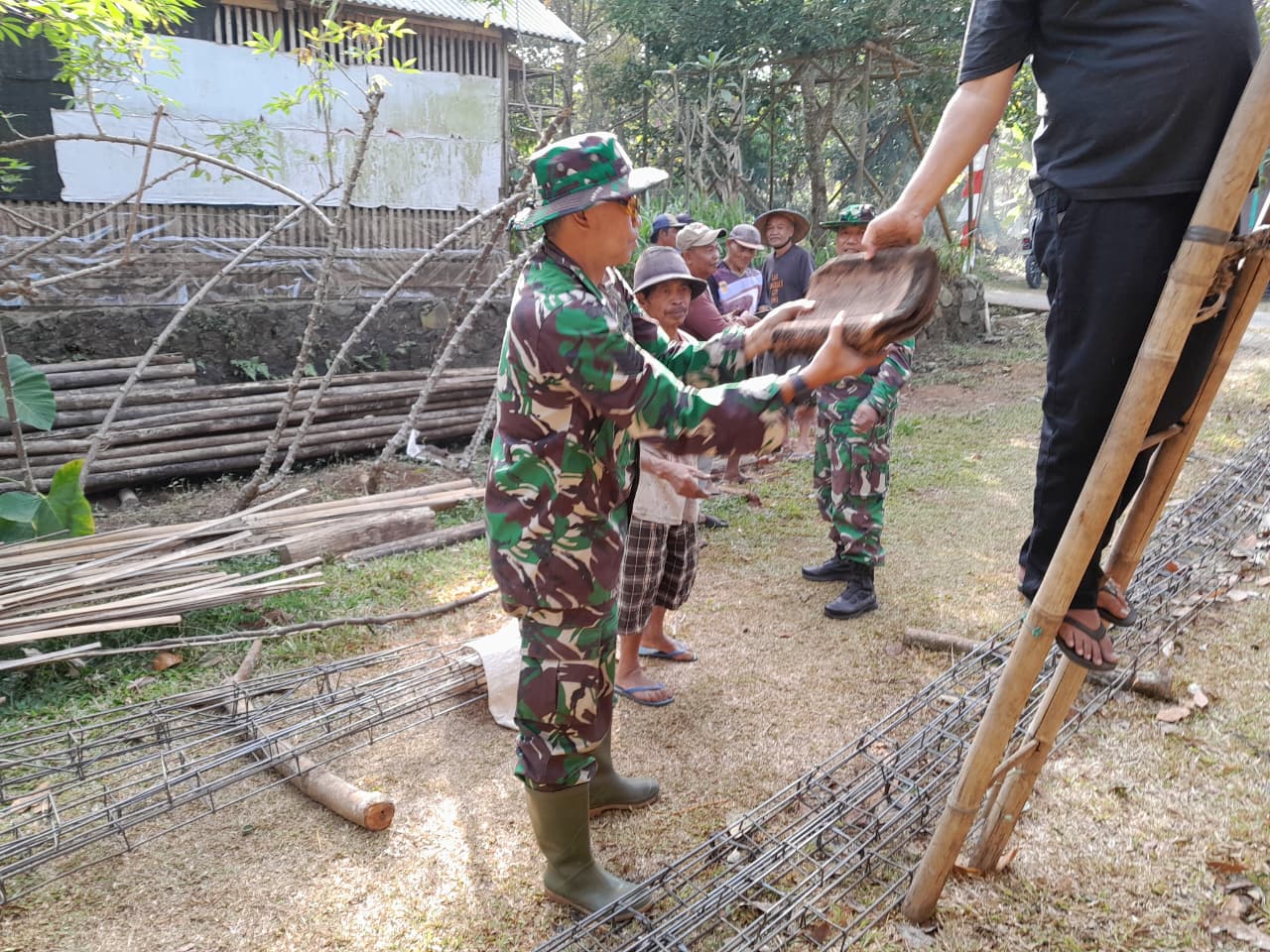 TMMD Reguler ke-129 Kodim 0714 Salatiga, Warga Gotong Royong Bongkar Atap Rumah