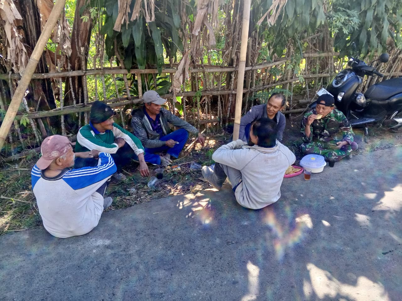 TMMD Reguler ke-129 Kodim 0714Salatiga, Nuansa Penuh Keakraban TNI dan Warga, Wujud Nyata Memupuk Kemanunggalan TNI Dengan Rakyat.