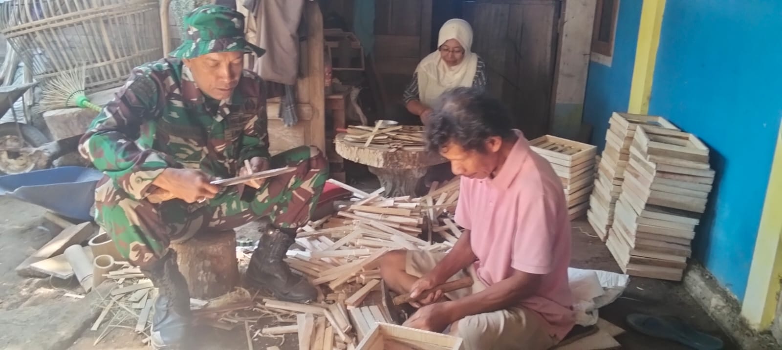 TMMD Reguler ke 129 Tahun 2026 Kodim 0714 Salatiga, Kerajinan Kotak Bandeng Bapak Basir UMKM Desa Cukil