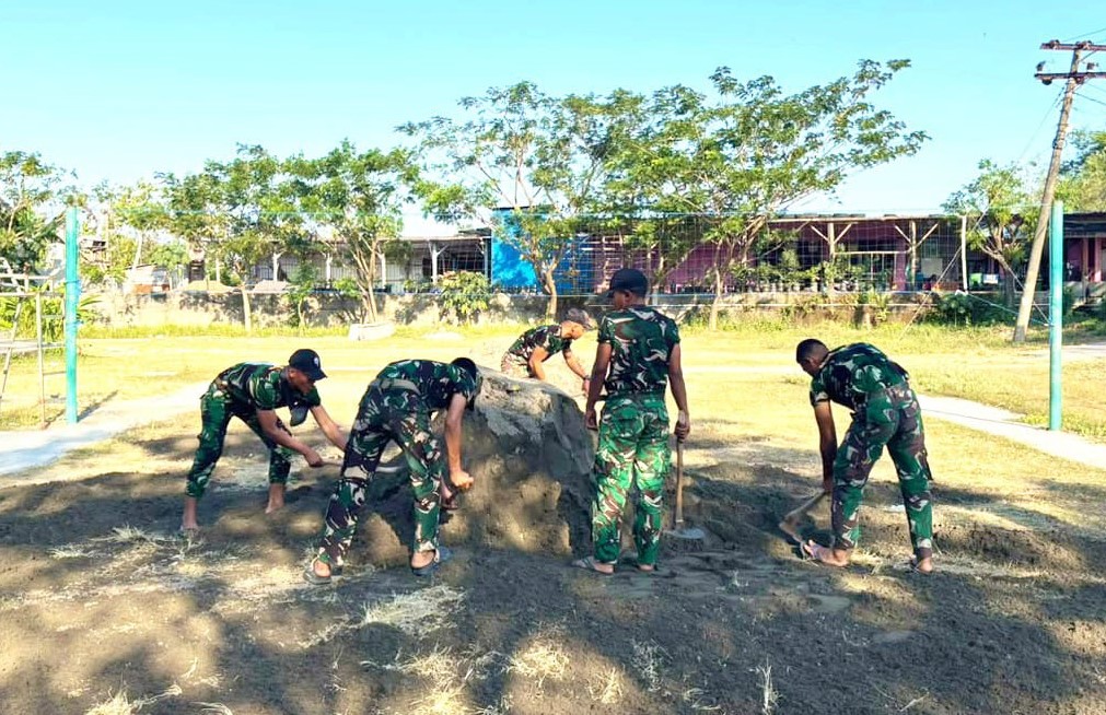 TMMD ke-129 Kodim 0813 Bojonegoro di Kesongo Siapkan Arena Turnamen Voli antar Dusun Perkuat Kebersamaan