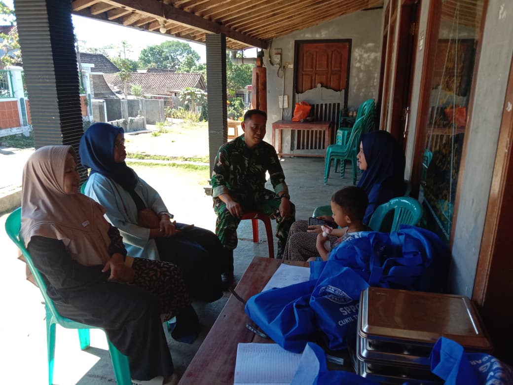 TNI Edukasi Pentingnya Program Makan Bergizi Gratis bagi Ibu Hamil,Ibu Menyusui dan Balita di Desa Cukil