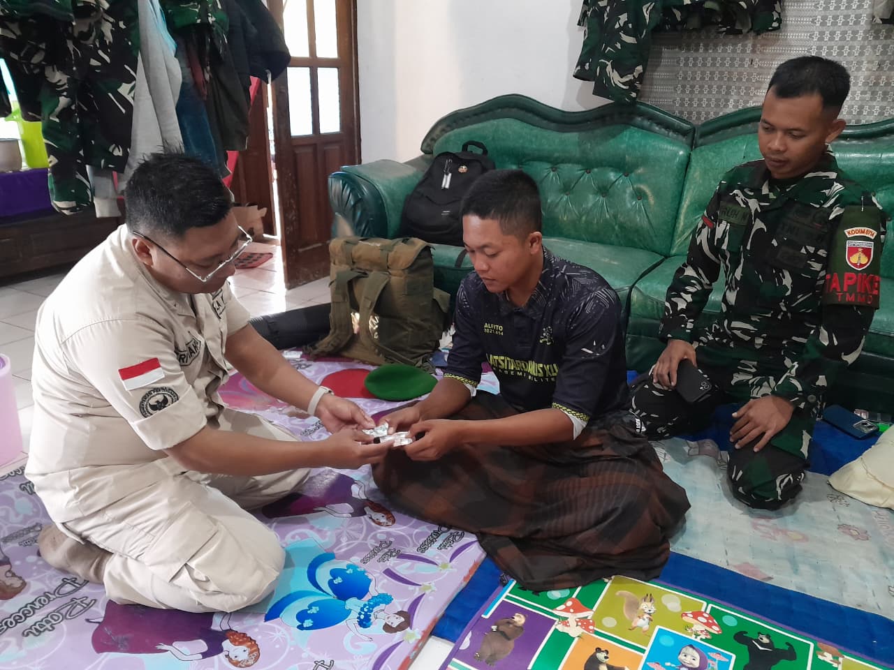 Tenaga Kesehatan Cek Kesehatan Satgas TMMD Reguler ke-129 Kodim 0714 Salatiga Cek Kesehatan
