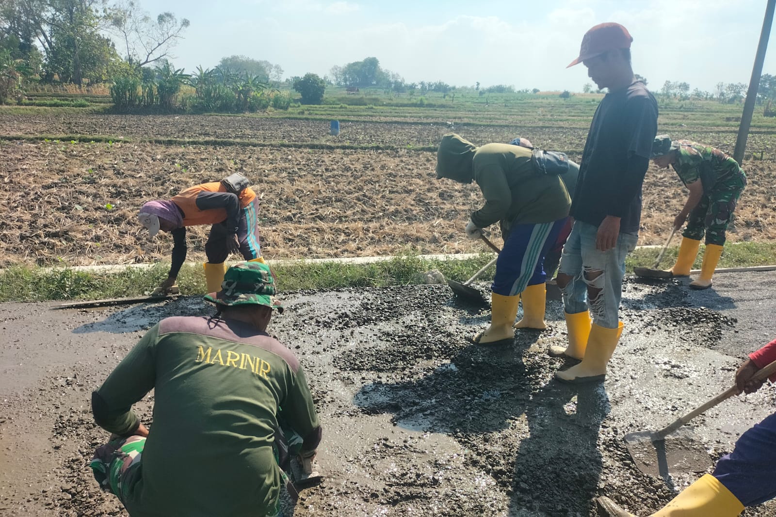 Usai Dibongkar Paving Lama, Jalan Dusun Mundu Dicor Satgas TMMD 129 Kodim 0813 Bojonegoro