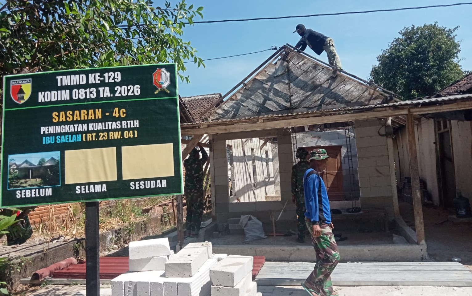 Wujudkan Hunian Layak, Satgas TMMD ke-129 Kodim 0813 Bojonegoro Kebut Rehabilitasi Rumah Ibu Saelah