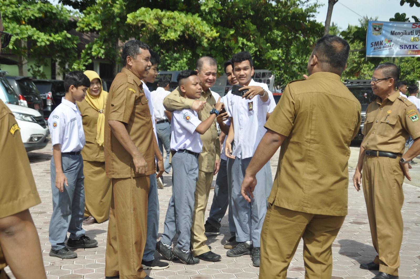Nasrul Abit bersama Kepsek SMSR-SMK N4 Padang, Taharuddin sedang bercanda di halaman sekolah SSRI-SMSR-SMKN 4 Padang Cangkeh saat berkunjung ke sekolah seni rupa sebelum menyaksikan karya ke studio 2020