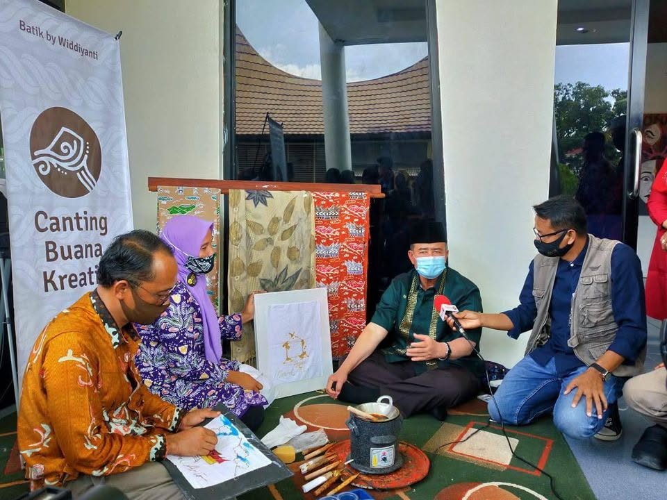 Nasrul Abit menyempatkan diri belajar membatik tulis dalam kesempatan pameran seni rupa dan kriya di hall depan Galeri Taman Budaya Sumbar 2020