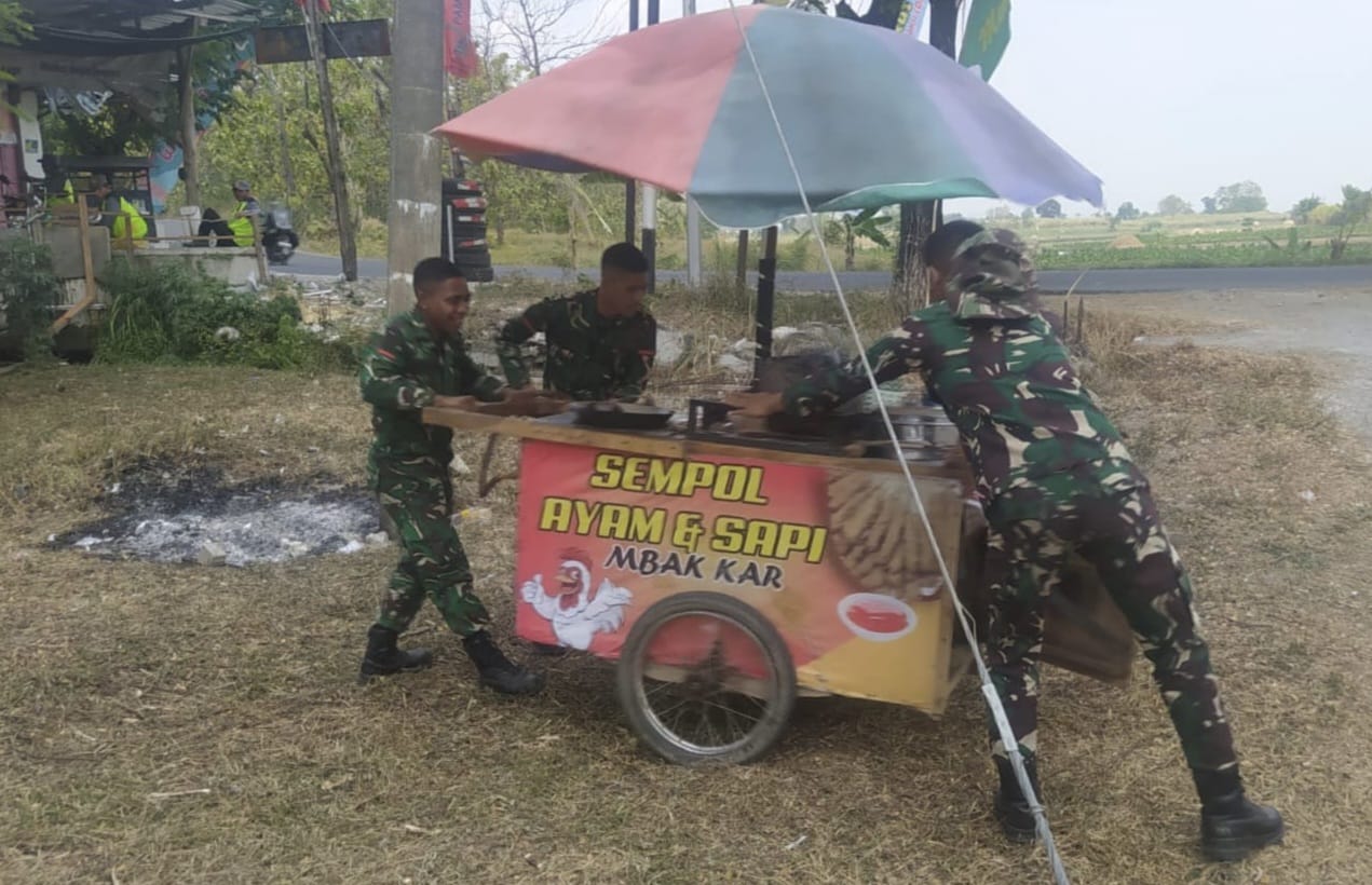 Aksi Peduli Satgas TMMD ke-129 Kodim 0813 Bojonegoro bantu Dorong Gerobak "Sempol" Bu Kartini