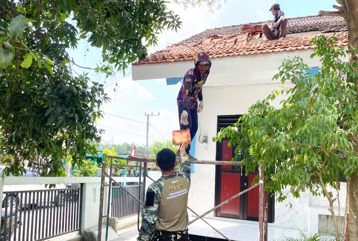 Atap Kokoh, Warna Baru, Sinergi Satgas TMMD ke-129 Kodim 0813 Bojonegoro dan Warga Sulap SDN Kesongo 1 Jadi Rumah Belajar Nyaman