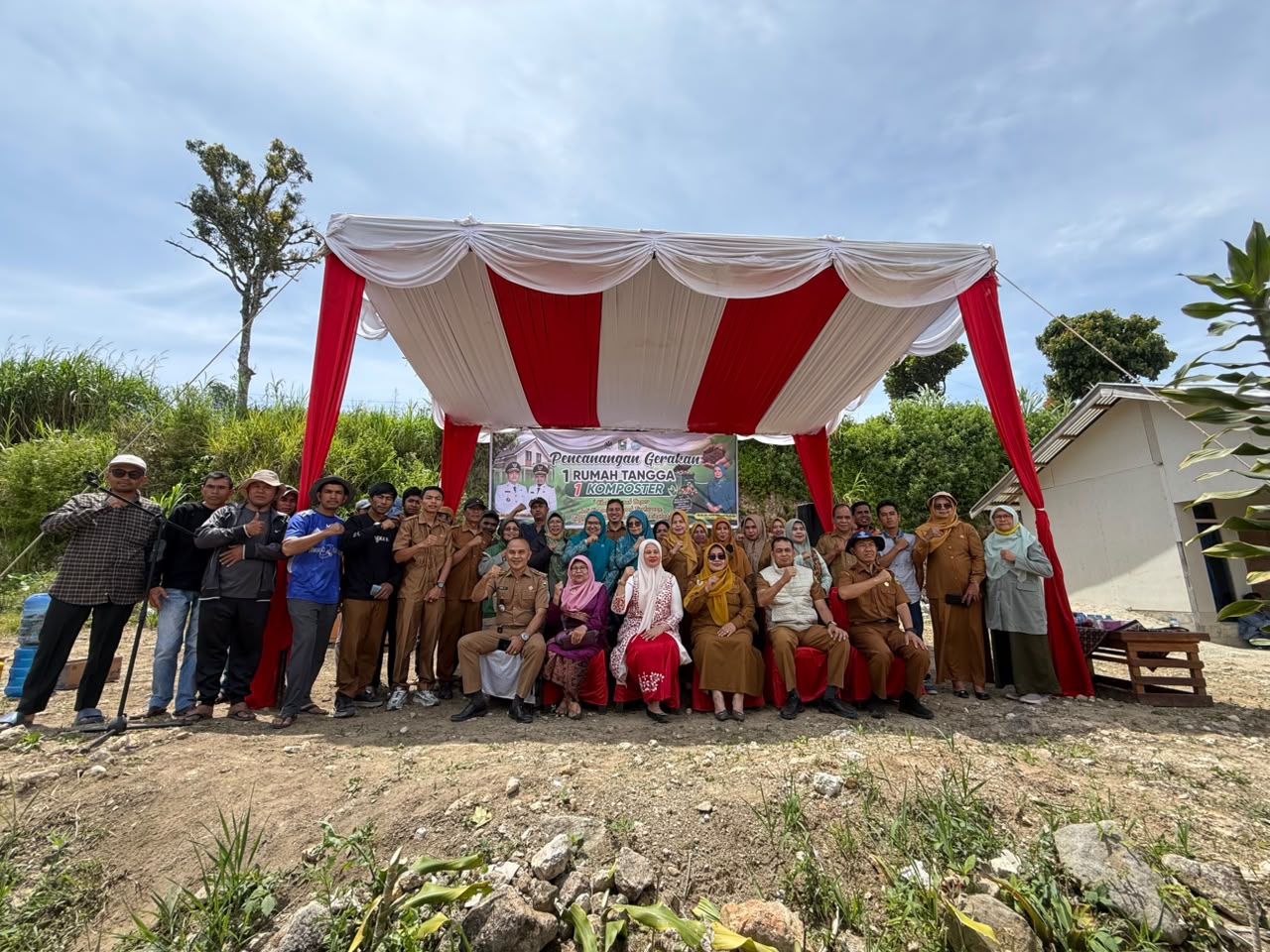 Bunda Lingkungan Hidup Kabupaten Solok Nia Jon Firman Pandu Launching Program 1 Rumah 1 Komposter di Alahan Panjang